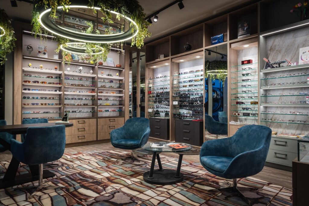 Ruime optiekwinkel van Optik Güßbacher met brillenpresentaties